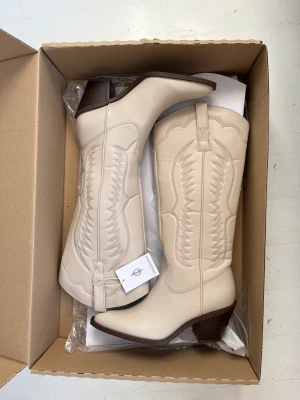 Cowboy boots - Aldrig använda. Möts upp i Stockholm🩷(vita/krämvita)