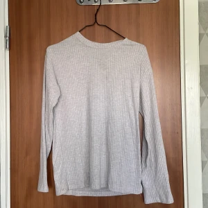 Vita bekväm lång ärmad tröja - Den är nyköpt och oanvänd. Tröjan är helt oskadad och väldig bekväm. Man kan ha på sig den ute i stan med kompisar,hemma eller bär man tränar. Om du bor i göteborg så kan man mötas upp.