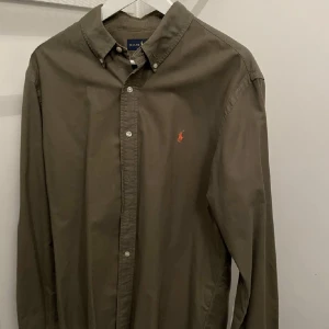 2st Ralph lauren skjortor - 2st Ralph Lauren skjortor. Strl large, slim fit. 800kr paketpris för båda.