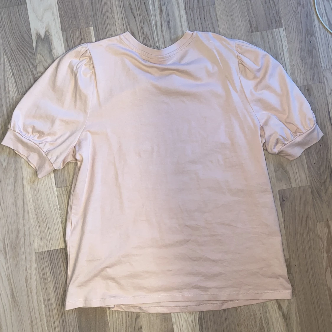 Ljusrosa topp med puffärmar - Vero Moda - 91