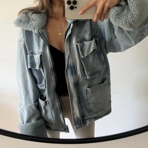 Boohoo jacka - Passar bra nu till sommaren om man ska ut på kvällen, har haft den i ca två år men inte fått så mycket använding av den då jag har den i annan färg också, STORLEK:S Jag är 164 cm lång som referens 