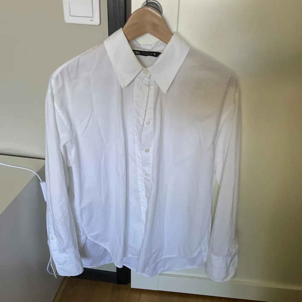 Hej jag säljer denna oversized vita skjortan från Zara då det inte längre är min stil. Den är i fint skick men välanvänd. Köparen står för frakten, eller kan mötas upp i Karlskrona. Tveka inte att höra av er för fler bilder eller frågor. Ha en fin dag :). Skjortor.
