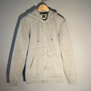Hoodie - Grå luvtröja från only&sons, hyfsat skick och mittemellan tunn/tjock. Bra till sommaren!