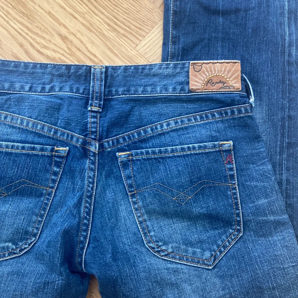 Assnygga lågmidjade Replay jeans i bra skick!! Färgen syns bäst på första bilden💓💓passa på nu när det är fri frakt på dessa!!. Jeans & Byxor.