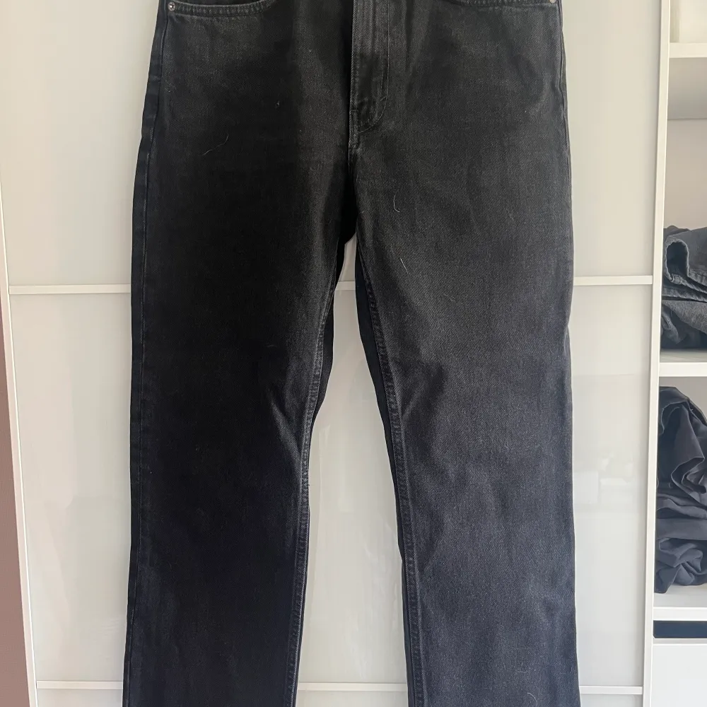 Svarta/mörkgrå jeans från Weekday🖤. Jeans & Byxor.