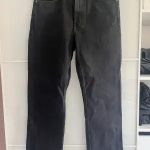 Svarta/mörkgrå jeans från Weekday🖤