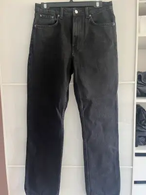Svarta/mörkgrå jeans från Weekday🖤