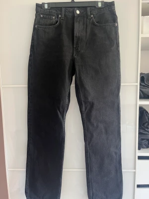 Jeans - Svarta/mörkgrå jeans från Weekday🖤