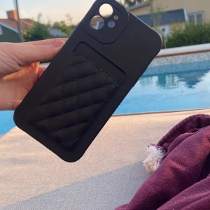 Mobilskal - Fint svart mobilskal, finns ett fack där man kan ha kort💗 köpte för 50 men säljer för 25🥰(jättebra skick)