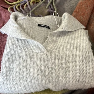 Stickad tröja - Stickad tröja från Gina i grå. Super mjuk och inga skador. Knappt använd. 