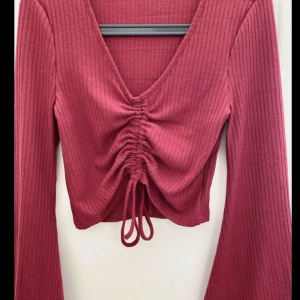 Fin topp  - elegant  topp i fin röd färg i storlek S som inte kommer till användning. 