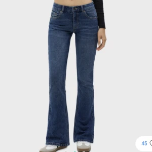 lågmidjade jeans - säljer mina jättefina lågmidjade jeans med supercoola fickor köpa från pull&bear💕mycket bra skick