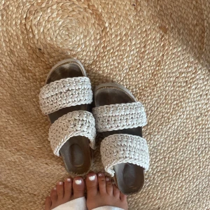 Tofflor - Sandaler  nypris 800! Inuikii likande, passar 38-39