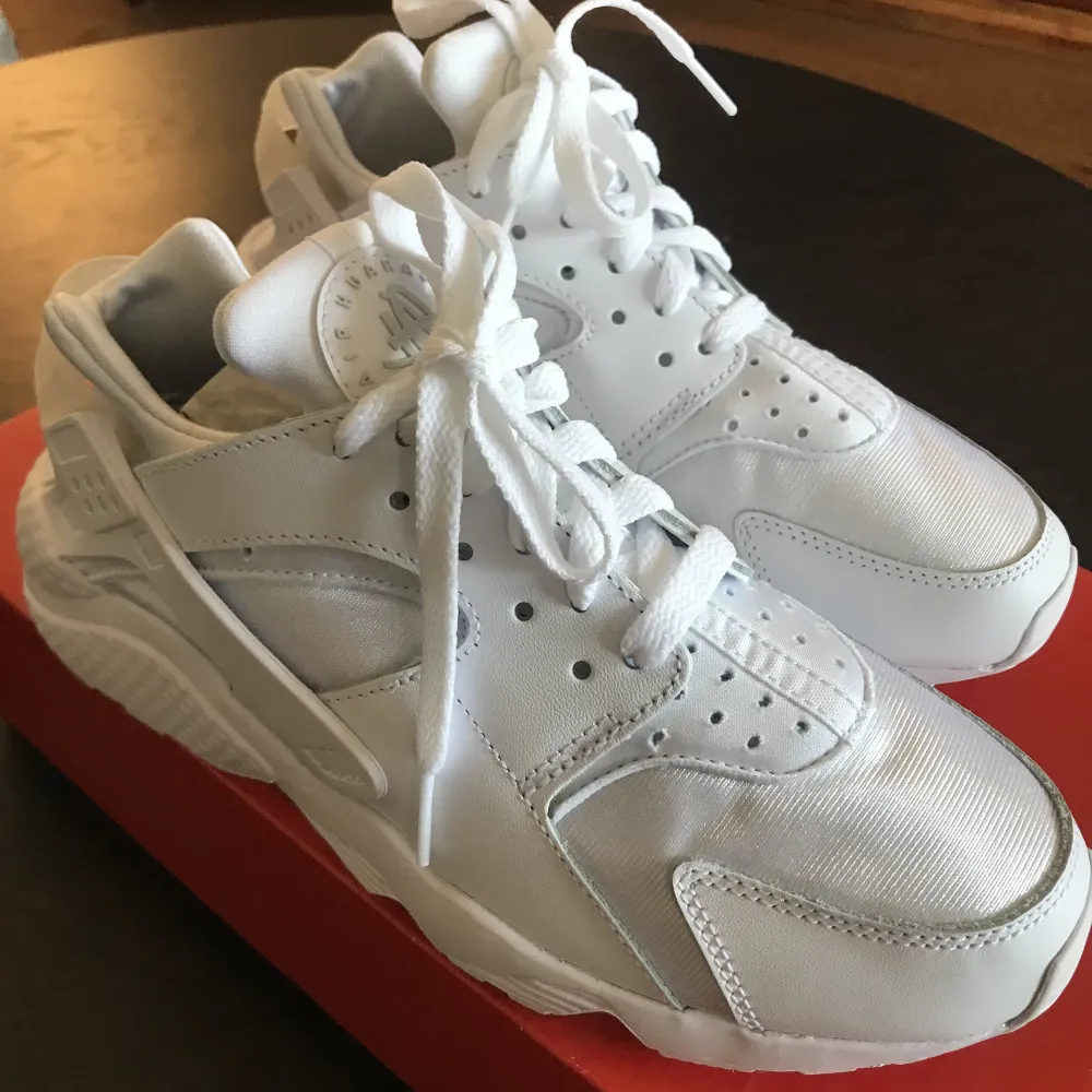 Säljer ett par oanvända Nike air huarache i färgen triple white.  Strl 40, endast testade hemma inomhus.  Dom som känner till denna modell vet att dom är små i storlek. Denna storlek passar normalt sätt en som har strl 38/39. . Skor.