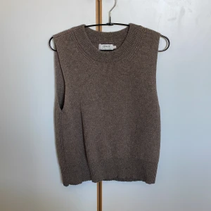 Stickad väst - Fin väst att ha över skjorta, aldrig använd. Är mer beige i verkligheten. Märke Only. Passar även S
