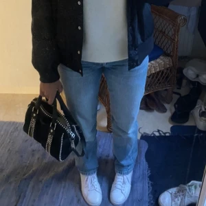 Mid rise jeans - Super sköna jeans som tyvärr har blivit för små. Väldigt bra skick! 