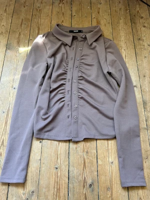 Skjorta BikBok M - Skjorta i stretchigt material från BikBok. Aldrig använd. Storlek M