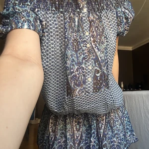 Blå klänning med resår  - En mönstrad blå superfin klänning med resårband, jättebra skick och luftig. Den är i storlek M men passar även S Kolla gärna min profil😊