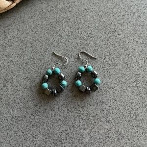 Handgjorda örhängen  - handgjorda örhängen med stenar/pärlor. Köpta på en marknad i Grekland💙