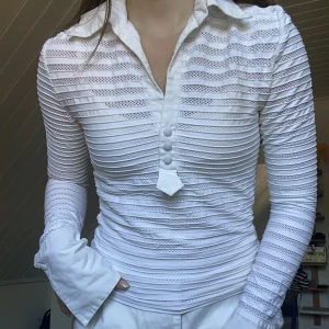 Vit skjorta/tröja - 🌪️vit skjorta/tröja med mesh och långa ärmar. en storlek XS-S beroende på hur du vill ha passformen. Frakt tillkommer!