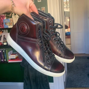 Vinröda Ecco skor  - Vinröda sneakers från Ecco i storlek 37 (EU). Jättebra skick, bara använda några gånger 