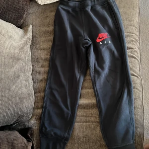 Nike Byxor - Nike byxor Säljs för knte kommit till någon sorts av användning 12-13 år/147-158