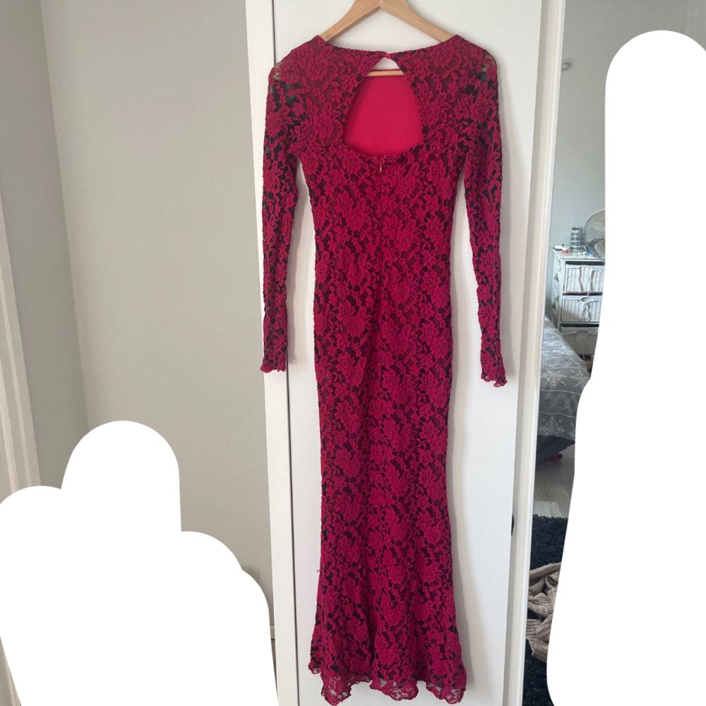Vinröd Lång röd klänning - | Plick Second Hand