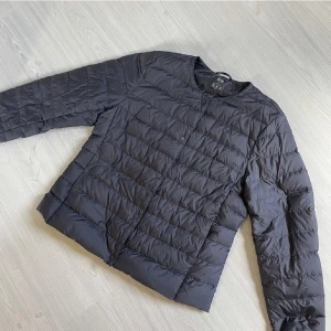 Helt ny Uniqlo jacka - Så snygg populär jacka från uniqlo😍😍 använd en gång så i nyskick:) normal i storlek