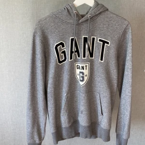 Gant hoodie - Tja säljer en snygg gant tröja. Någon fläck på magen. Gå säkert bort i tvätten. Nypris ca 1200