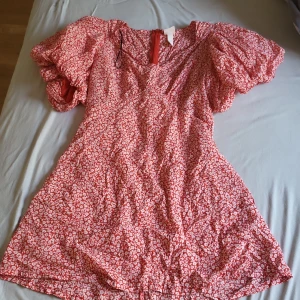 Klänning  - Jätte fin klänningen använd 1 gång. Tyvärr är den för kort jag är 167.