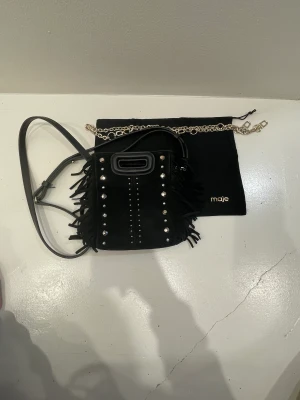 Svart maje väska mini - Säljer nu denna så unika och coola maje väskan i modellen mini eftersom jag inte fått så mycket användning av den. Köpte den sommaren 2021 på majes hemsida och har knappt använts sedan dess. Har både korta kedjan och långa bandet❣️❣️ har mer bilder
