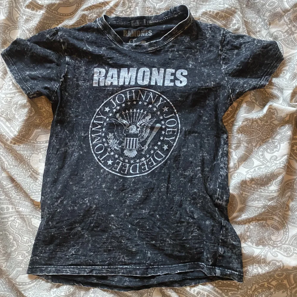 Ramones t-shirt i barnstorlek, på som som oftast när s-m i toppar sitter den perfekt tight.. Toppar.