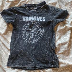 Ramones t-shirt i barnstorlek, på som som oftast när s-m i toppar sitter den perfekt tight.
