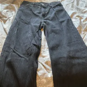 Svarta Yoko jeans från Monki i storleken 29/tall. Jag är 168 och dom är perfekt långa. KÖP TVÅ PAR JEANS FRÅN MIN PROFIL OCH FÅ 30% RABATT DE BILLIGASTE!