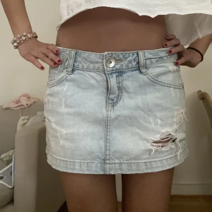 Lowwaist jeanskjol - Säljer en av min favorit kjol ifrån Guess, den är lowwaist💞💞