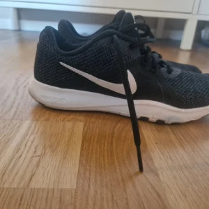 Nike  - Härliga svarta nike skor stl38
