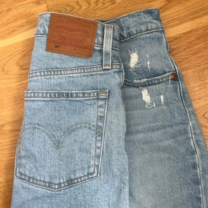 Levis shorts - Säljer dessa Levis shorts. As skön oversized modell, även stretchiga. Köpte dom förra sommaren men dom är nästan helt oanvända. Dom är i storlek W25 men som sagt stretchiga. Skulle säga att dom passar strl xs-s Nypris: 700 Köpare står för frakt😊💗
