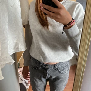 Sweatshirt  - Grå sweatshirt använda fåtal gånger 