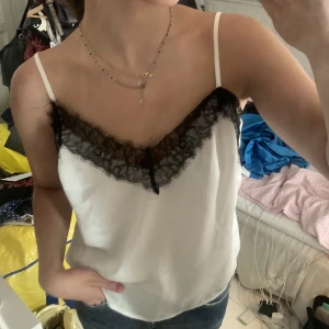 Spetslinne - Fint linne med vackra spetskanter, står strl M men skulle mer säga S, passar utmärkt på mig💞