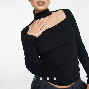 Tröja med choker ASOS - Svart långärmad tröja med choker från ASOS, den är helt ny har aldrig använt den då den inte passade mig. 