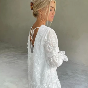 Vit Moa Mattsson klänning  - Slutsåld på nakd:s hemsida💕 använd en gång, har inga fläckar eller skador💕 perfekt till midsommar, konfirmation, student osv😍