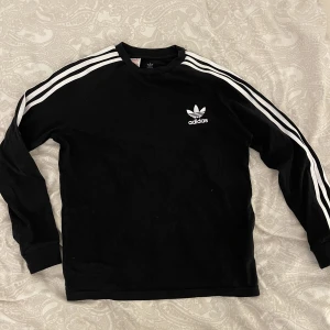 Adidas tröjor  - Använda en del men fortfarande superbra skick. Strl 158-164 (passar M) skulle jag gissa på. 200 för 1 eller 300 för båda 