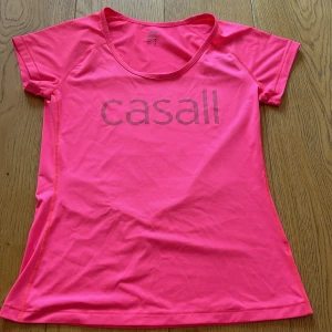 Casall t-shirt  - Tränings t-shirt. Den är mjuk och bra men för stor för mig.