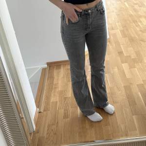 Säljer nu mina Flare jeans från Ginatricot, använda fåtal gånger så är i bra skick. Nypris 499kr.