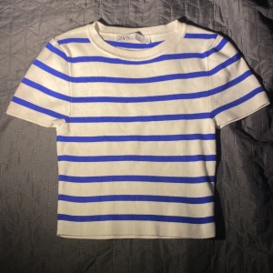 T-shirt - Aldrig använd. Köpt på Zara i storlek S, jättebra skick!💗💗