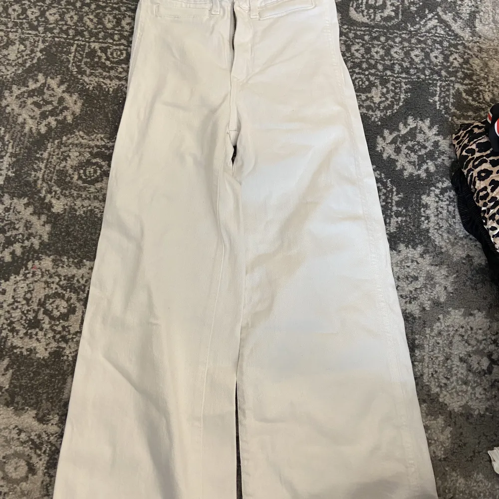 Vita utsvängda vida jeans från monki. Väldigt fina men för högmidjat för min smak.💗 ord pris = 369kr. Jeans & Byxor.