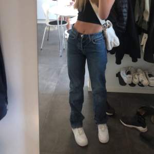 Säljer dessa assnygga jeans från Zara som är helt slutsålda!❤️‍🔥