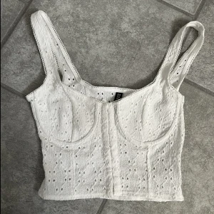 Korsett linne - Korsett liknande linne, aldrig använd. Köparen står för frakt!