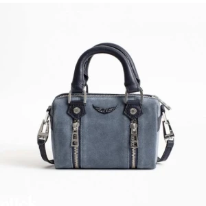 Zadig Voltaire sunny nano suede bag  - Intressekoll på min fina blåa zadig väska i den lilla modellen. Den är i mocka material så har därför blivit lite smutsig, syns dock inte så mycket men kom privat för egna bilder! Kom gärna med prisförslag💙
