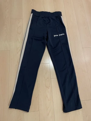 Palm Angels  - Hej säljer mina Palm Angels byxor svart dom är i ny skick 